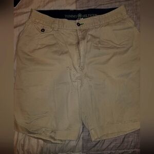 Tommy Hilfiger Men's Shorts Size 33 beige cargos *shows wear*